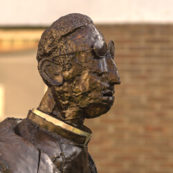 "De pastoor van vrebos" (fragment) fer polychrome et aluminium 215x75x90 cm (2012)